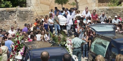 Funeral en Zarzosa de Río Pisuerga de los seis fallecidos en un accidente de tráfico en el Canal de Castilla. 