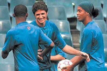 Edmilson, junto a Eto&#39;o y Ronaldinho, en el entrenamiento de ayer.