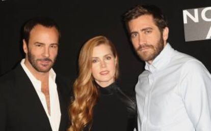 Tom Ford con los Amy Adams y Jake Gyllenhaal, protagonistas de 'Nocturnal Animals', la segunda película del diseñador como director.