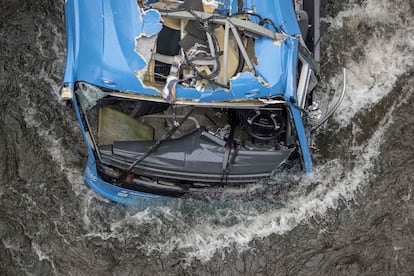 El grupo de montaña de la Guardia Civil de Trives (Ourense) se ha hecho cargo de las labores de rescate. En la imagen, la cabina del autobús. 