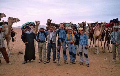 Sebastián Álvaro con sus amigos y algunos beduinos al acabar la travesía.