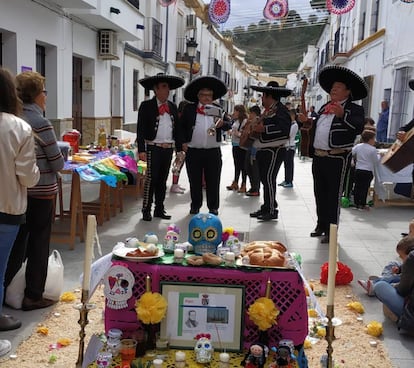 Calle principal de Algar, durante la celebración.