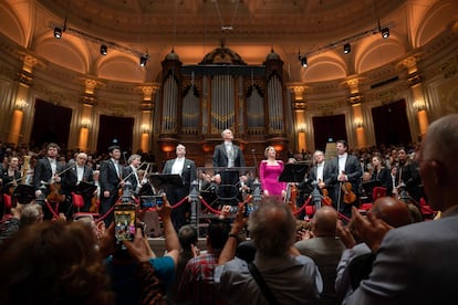 Benjamin Bruns, Sakari Oramo, Dorottya Láng y los Berliner Philharmoniker tras la interpretación de ‘La canción de la tierra’ en el concierto de clausura del tercer Festival Mahler de Ámsterdam.