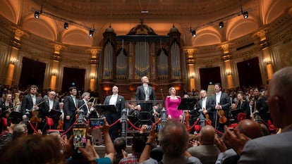 Benjamin Bruns, Sakari Oramo, Dorottya Láng y los Berliner Philharmoniker tras la interpretación de ‘La canción de la tierra’ en el concierto de clausura del tercer Festival Mahler de Ámsterdam.