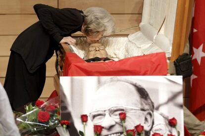 Santiago Carrillo's widow, Carmen Menéndez, kisses her hsband's forehead in the CCOO's Marcelino Camacho hall in Madrid.