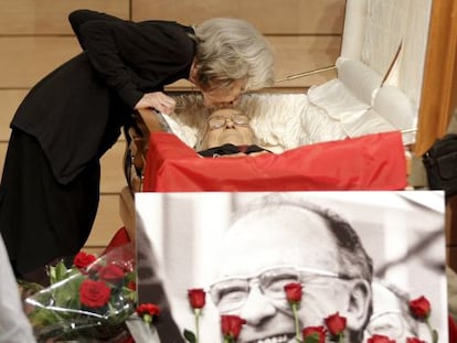 Santiago Carrillo&#039;s widow, Carmen Men&eacute;ndez, kisses her hsband&#039;s forehead in the CCOO&#039;s Marcelino Camacho hall in Madrid. 