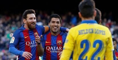 Suárez y Messi festejan uno de los goles a Las Palmas.