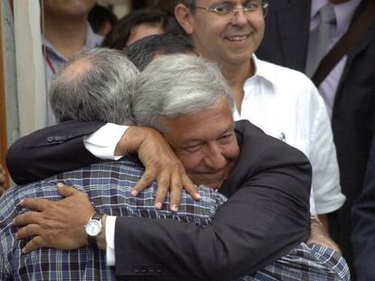 Andr&eacute;s Manuel L&oacute;pez Obrador (derecha), candidato presidencial del Partido de la Revoluci&oacute;n Democr&aacute;tica, abraza al poeta Javier Sicilia.
 