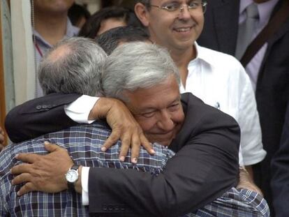 Andrés Manuel López Obrador (derecha), candidato presidencial del Partido de la Revolución Democrática, abraza al poeta Javier Sicilia.