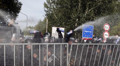 La policía húngara lanza gases lacrimógenos a refugiados en el puesto fronterizo de 'Horgos 2'. Hungría ha informado a Serbia de que ha ordenado una suspensión de 30 días del paso fronterizo de Roske-Horgos entre los dos países, después de que hayan estallado enfrentamientos entre refugiados y la Policía húngara en la zona.