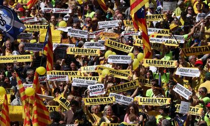 Manifestantes muestran contrales contra el encarcelamiento de los polticos presos.