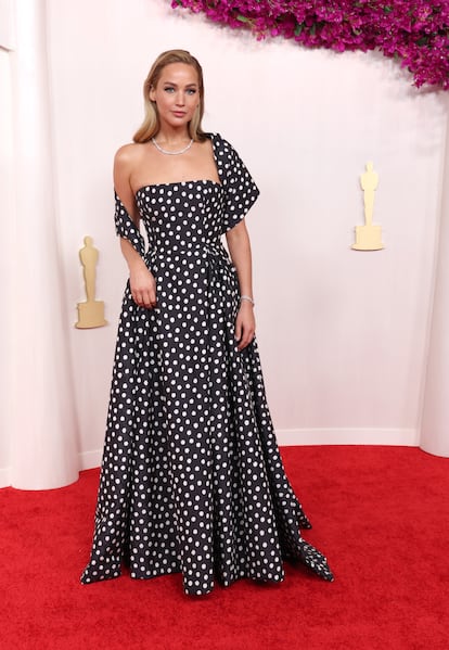 Jennifer Lawrence, ganadora del Oscar en 2012, con un vestido de lunares de escote palabra de honor. Se trata de un modelo de alta costura de Dior, combinado con joyas de Swarovski.
