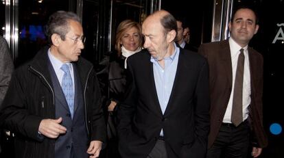 Rubalcaba con Jorge Alarte y Ángel Luna, en Alicante.