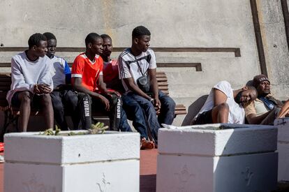 Varios migrantes desembarcados por la Guardamar Caliope, este martes.