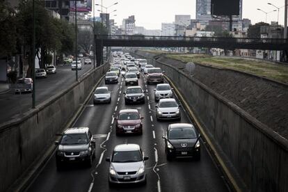 Circulación en una de las principales vías de la Ciudad de México. 