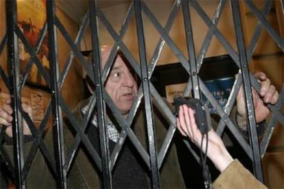 En la imagen, Leo Bassi atiende a los periodistas tras las puertas del teatro Alfil.