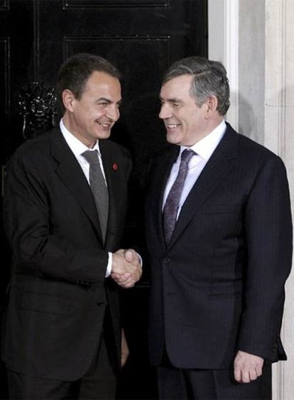 Zapatero (izquierda) saluda a Brown a su llegada a Downing Street (Londres).