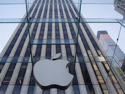 El Logo de Apple en la Quinta Avenida de Nueva York. EFE/Archivo