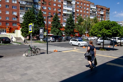Una mujer sale con las bolsas de la compra del centro comercial Bulvar, en el centro de Pokrovsk, el 29 de julio de 2024.