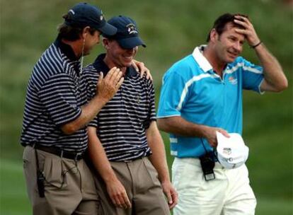 Los estadounidenses Azinger y Stricker se abrazan mientras Nick Faldo, capitán europeo, resopla en segundo plano