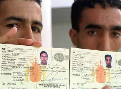 Los refugiados saharauis muestran en Vecindario (Gran Canaria) sus acreditaciones expedidas por el Gobierno español.