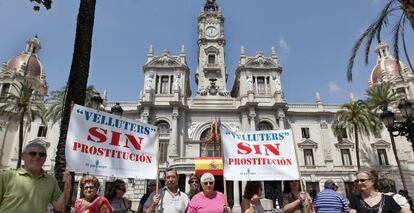 Varios vecinos de Velluters protestan esta mañana contra la prostitución en la plaza del Ayuntamiento de Valencia.
