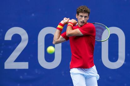 Carreño devuelve la pelota durante el partido contra Khachanov en el Ariake Tennis Park.