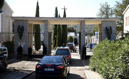 Llegada del féretro para la inhumación de Franco en el cementerio de Mingorrubio en El Pardo.