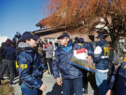 Policías en el allanamiento a la casa de Cristina Fernández de Kirchner en Río Gallegos. Revisaron también sus viviendas en Buenos Aires y El Calafate.