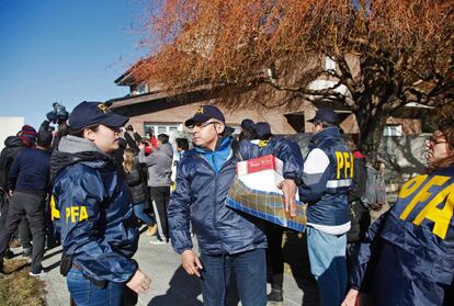 Policías en el allanamiento a la casa de Cristina Fernández de Kirchner en Río Gallegos. Revisaron también sus viviendas en Buenos Aires y El Calafate.