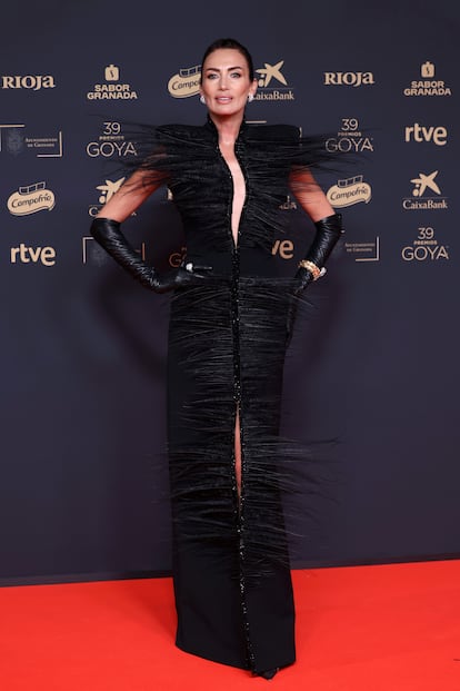 Nieves ?lvarez deslumbr con un modelo de alta costura de Stephane Rolland, dise?ador francs para el que suele desfilar, combinado con unos guates largos negros y joyas de Bvlgari. El modelo est inspirado en el estilo de Josephine Baker.   