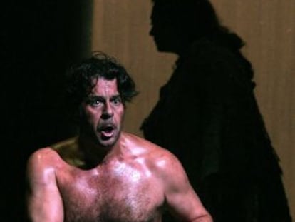 Carlos Álvarez, durante los ensayos de Macbeth, en el teatro Cervantes de Málaga en 2005.