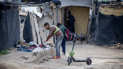 Dos migrantes, en el asentamiento de Atochares, en la localidad de San Isidro (Almería).