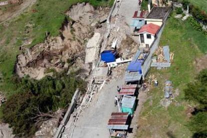 Vista aérea de los daños causados por un corrimiento de tierras en la localidad de Panajachel.