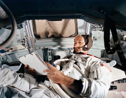 El piloto Michael Collins practica en un simulador en el Centro Espacial Kennedy antes de la misión, el 19 de junio de 1969, en Cabo Cañaveral, Florida.