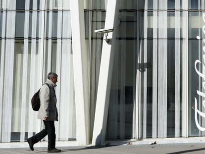 Un hombre pasa junto a la sede de Telefónica, en Barcelona.