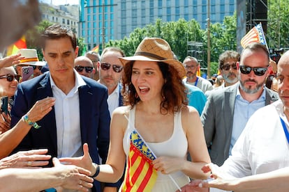 La presidenta del PP de Madrid y del Gobierno de la Comunidad de Madrid, Isabel Díaz Ayuso, a su llegada a la concentración.