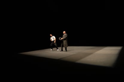 Dos actores durante la puesta en escena de la obra "El insólito caso del Sr. Morton".