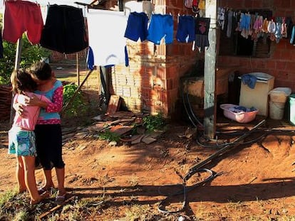 Mãe abraça menina vítima de abuso sexual.