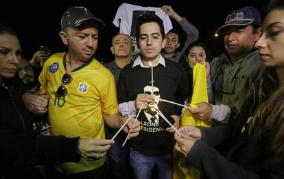 Apoiadores do candidato Jair Bolsonaro em vigília no hospital Albert Einstein.
