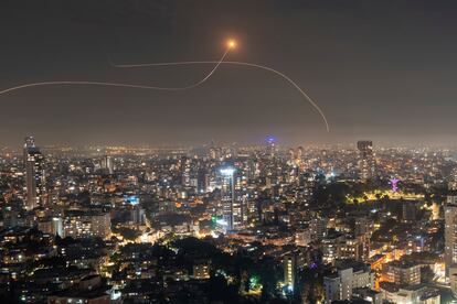 El sistema de defensa antiaérea israelí Cúpula de Hierro interceptaba un cohete disparado desde la Franja hacia Tel Aviv, la madrugada de este domingo.