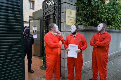 Hosteleros del colectivo Madrid Sin Futuro ante el Defensor del Pueblo em protesta por las medidas del Ayuntamiento de Madrid. LUIS DE VEGA