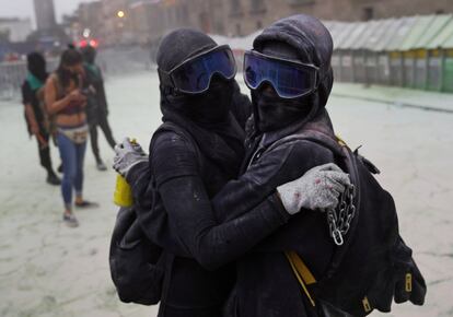 Sin embargo, hasta ahora solamente cuatro entidades territoriales de México (Ciudad de México y los Estados de Oaxaca, Hidalgo y Veracruz) lo han despenalizado. En la imagen, dos manifestantes se abrazan en la capital durante las protestas.