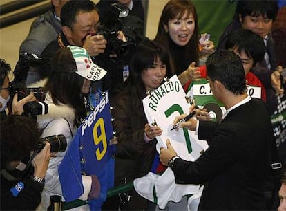 Cristiano Ronaldo firma autógrafos a las aficionadas niponas.