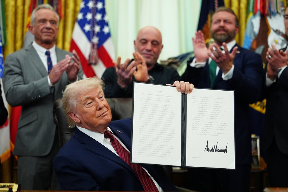 President Donald Trump holds up a signed executive order in the Oval Office of the White House, Saturday, April 18, 2026, in Washington. (AP Photo/Julia Demaree Nikhinson)





Associate Press/ LaPresse
Only Italy and Spain





Associate Press/ LaPresse
Only Italy and Spain