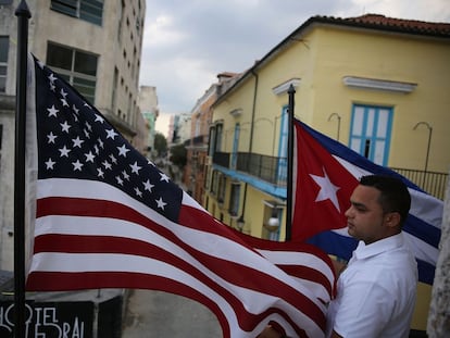 Las banderas estadounidense y cubana en La Habana Vieja