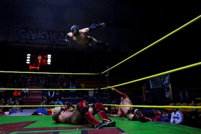 Hay una fuerte tensión en el aire durante unos minutos, mientras los perdedores lanzan insultos a los ganadores, prometiendo vengarse, lo cual es parte del espectáculo. En la imagen, Dragón Rojo Jr. salta durante un combate, en Arena Neza (Ciudad de México).