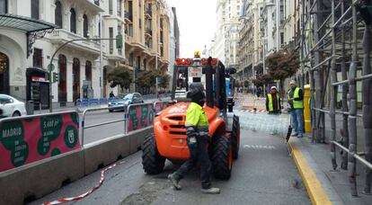 Obras en la Gran Vía para ampliar las aceras. 