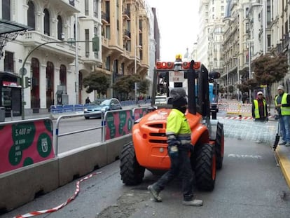 Obras en la Gran Vía para ampliar las aceras. 