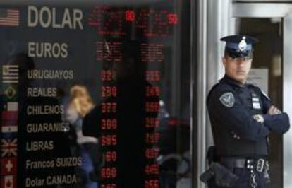 Un policía frente a una casa de cambio de divisas en el distrito financiero de Buenos Aires. EFE/Archivo